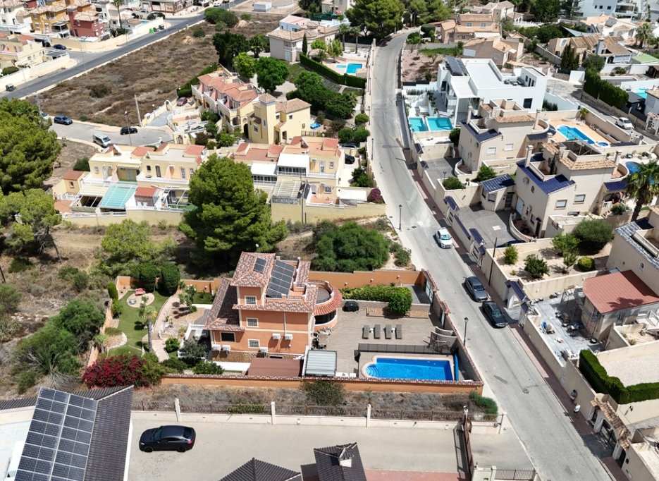 Herverkoop - Plot - Villamartín