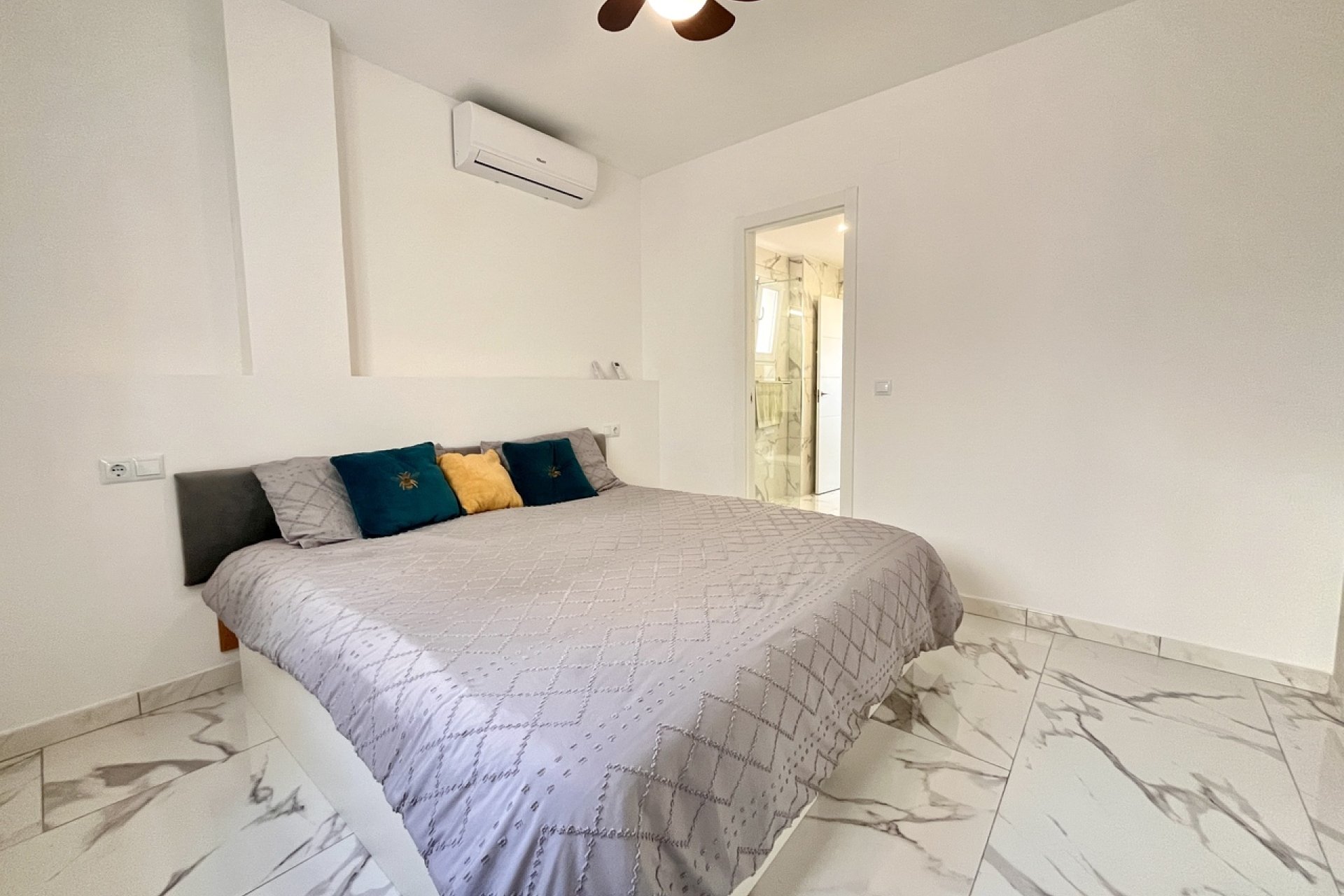Resale - Apartment - Villamartín
