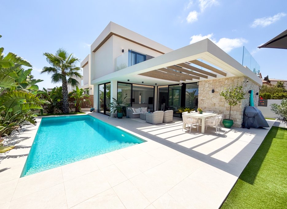 Resale - Villa - Cabo Roig