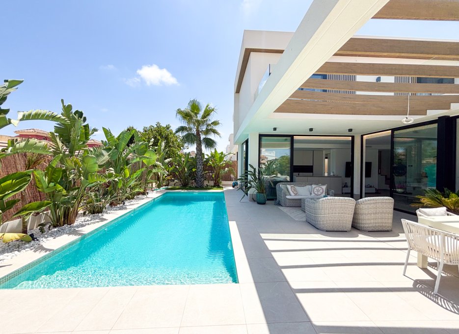 Resale - Villa - Cabo Roig