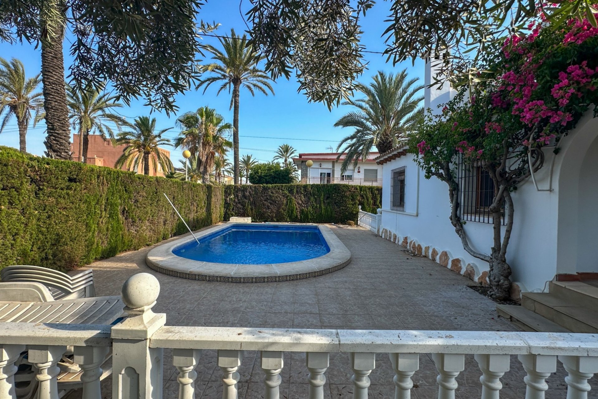 Resale - Villa - Cabo Roig