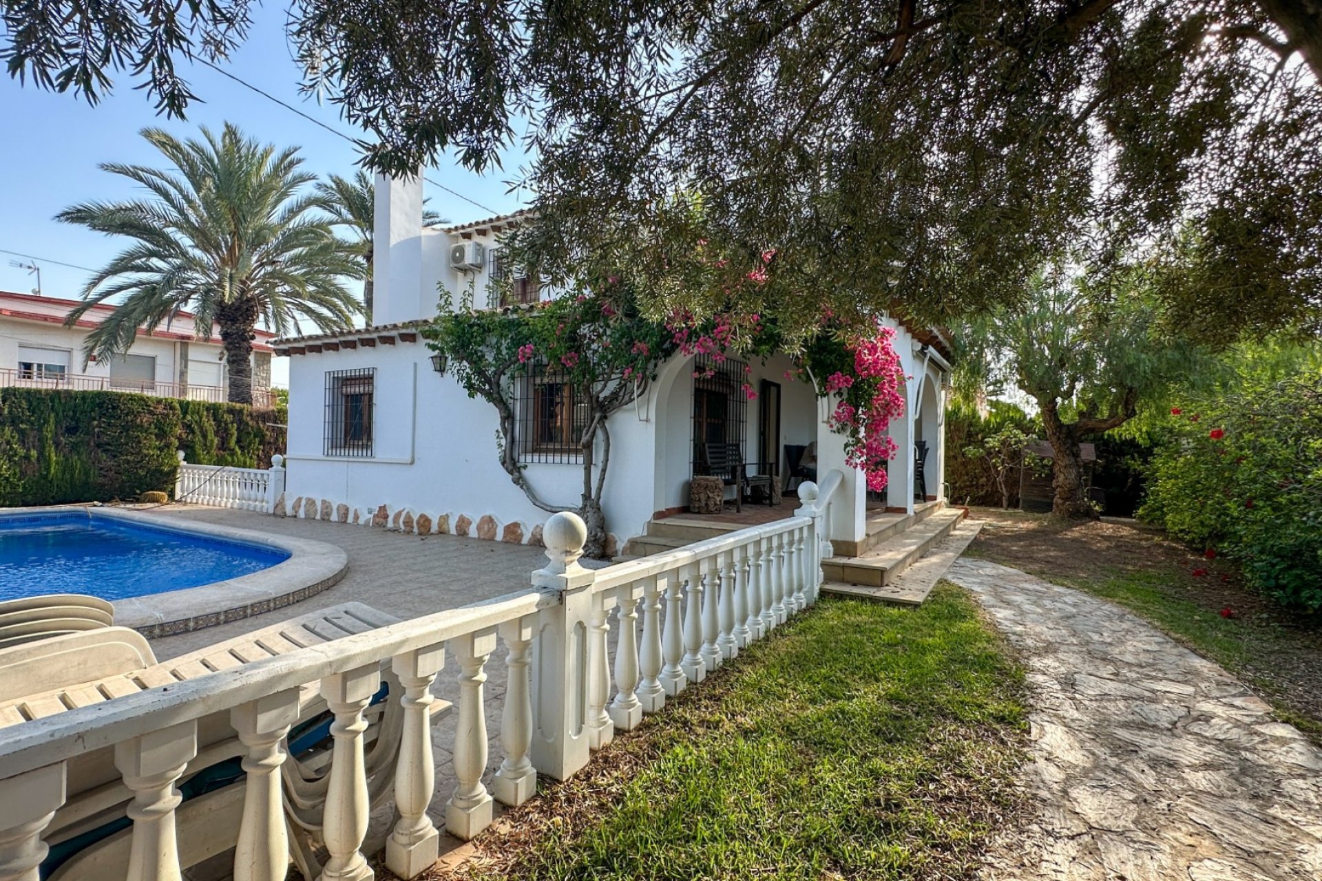 Resale - Villa - Cabo Roig