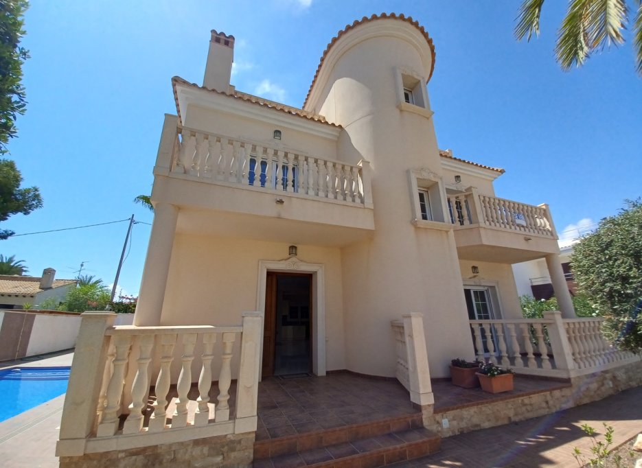 Resale - Villa - Cabo Roig
