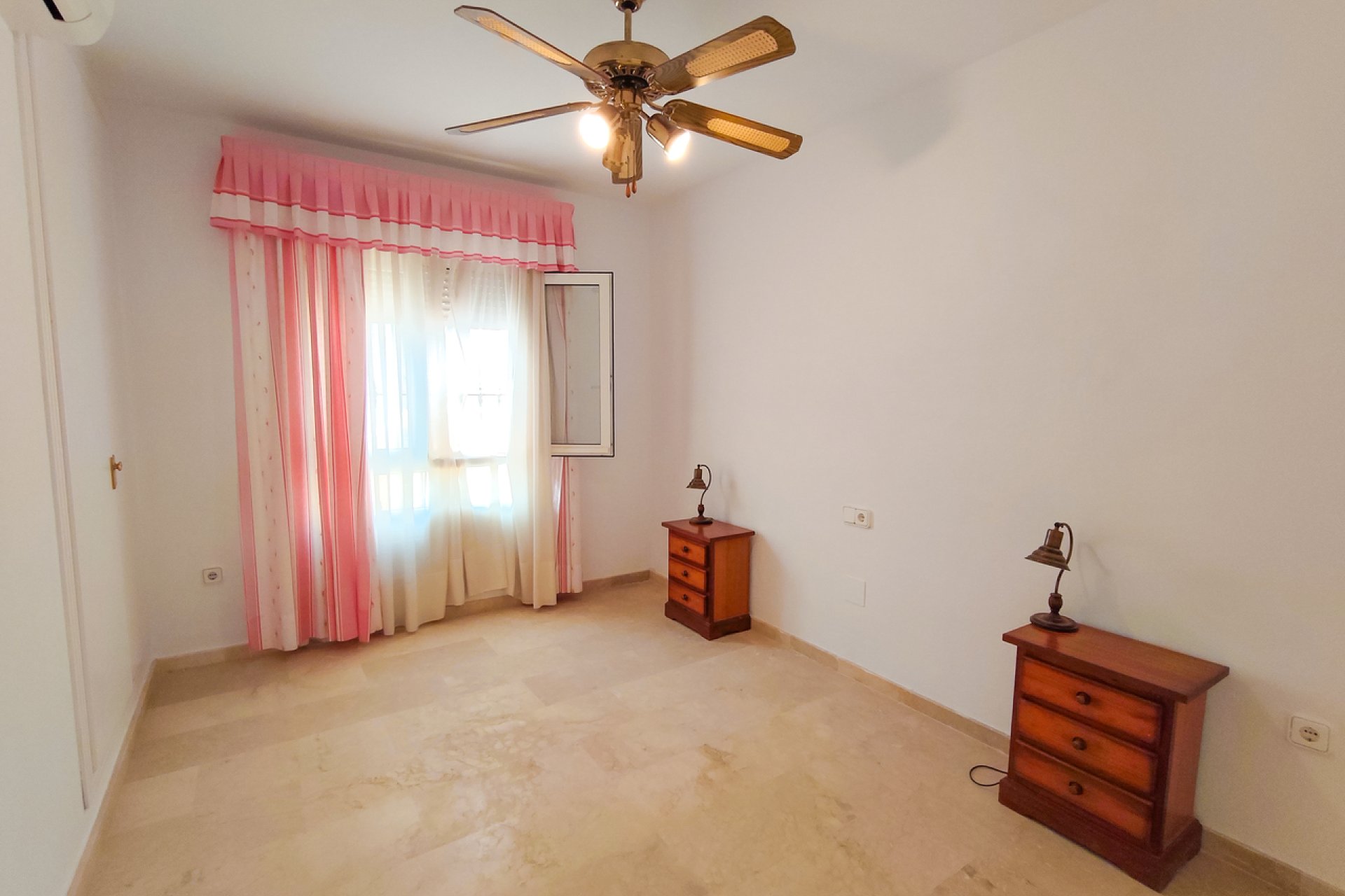 Resale - Villa - Villamartín